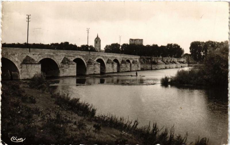 CPA BEAUGENCY Le Pont et la Loire (607411)