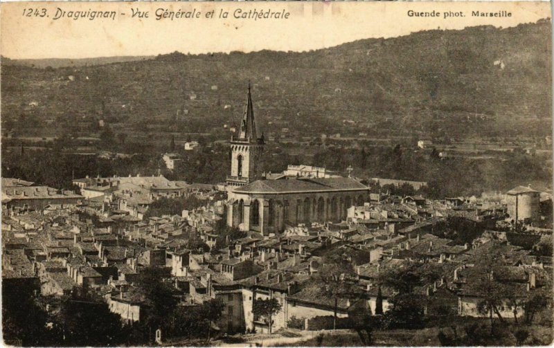 CPA DRAGUIGNAN - Vue générale et la Cathedrale (106624)