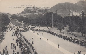 LOURDES,  Hautes Pyrnees, France, 00-10s ; La Procession arrivant sur l'Espla...