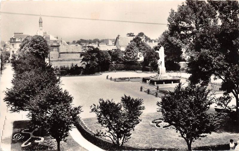 BR28690 Cabourg le jardin Public france