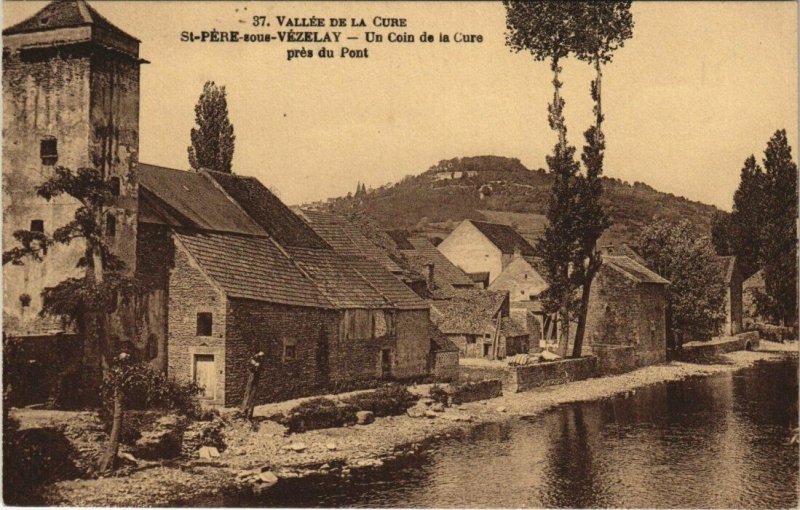 CPA St-PERE-sous-VEZELAY - Un coin de la CURE pres du Pont (124745)