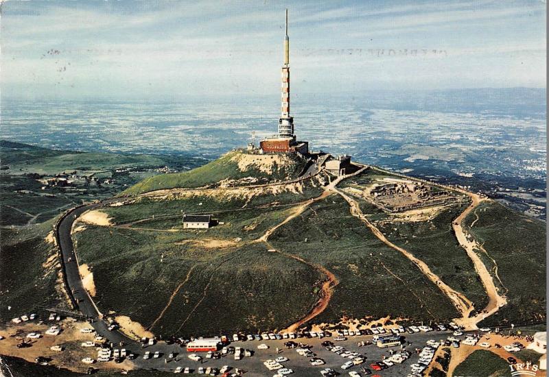BR57520 En avion sur le Puy de Dome Auvregne le sommet et le relais de    France