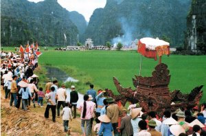 VINTAGE CONTINENTAL SIZE POSTCARD PALANQUIN CEREMONY AT THAI VI TEMPLE