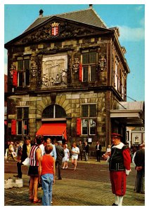 Postcard Netherlands Gouda - Weighing House with Porter in medieval costume