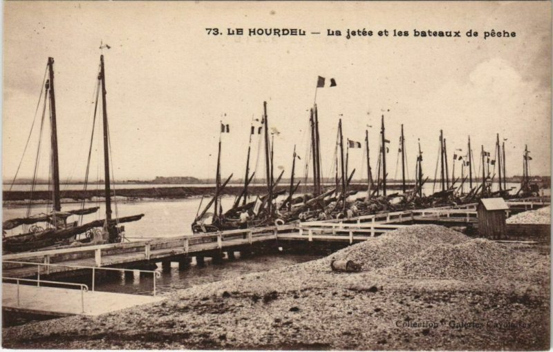 CPA LE HOURDEL La Jetée et les bateaux de peche (807713)