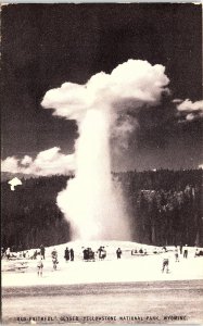 c1920 YELLOWSTONE PARK WYOMING OLD FAITHFUL GEYSER POSTCARD 41-112