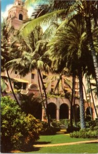 Postcard Royal Hawaiian Hotel - grounds