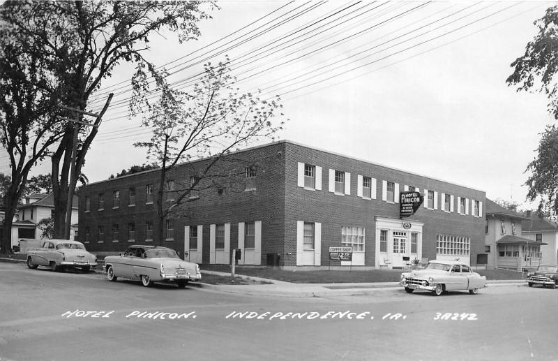 F24/ Independence Iowa Real Photo RPPC Postcard c1950s Hotel Pinicon