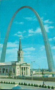 USA The Gateway Arch Old Cathedral Saint Louis Missouri Chrome Postcard 08.14