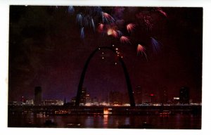 MO - St. Louis. Fireworks, July 4th at the Riverfront