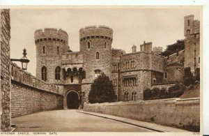 Berkshire Postcard - Windsor Castle - Norman Gate - Ref 11632A