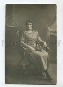 3127238 RUSSIA Lady w/ Bouquet on CHAIR vintage Real PHOTO