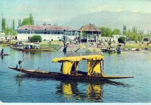 VINTAGE CONTINENTAL SIZE POSTCARD SHIKARA ON DAL LAKE SRINAGAR INDIA