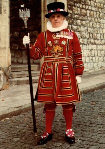 CONTINENTAL SIZE POSTCARD TOWER OF LONDON AND CHIEF YEOMAN WARDER