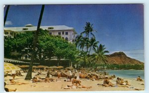 HONOLULU, HI Hawaii ~ MOANA HOTEL on WAIKIKI BEACH c1950s  Postcard