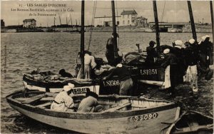 CPA LES SABLES-D'OLONNE Les Bateaux Sardiniers accostent a la Cale (869017)