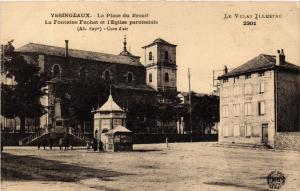 CPA YSSINGEAUX - La Place du Breuil - La Fontaine Fuchet et l'Église (588868)