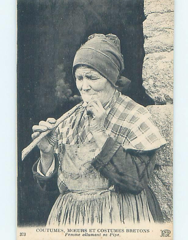 Pre-Linen foreign VERY OLD FRENCH WOMAN LIGHTS TOBACCO PIPE WITH PAPER HL7689