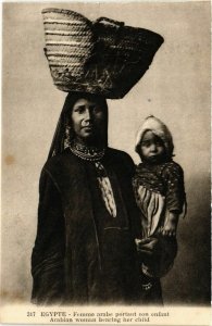 CPA AK Femme arabe portant son enfant EGYPT (823020)
