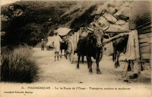 CPA AK Sur la Route l'Ouest Transports anciens et modernes MADAGASCAR (819700)