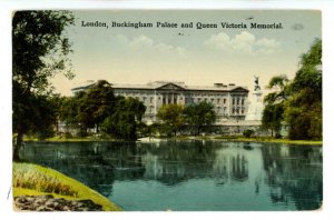 UK - England, London. Buckingham Palace & Queen Victoria Memorial