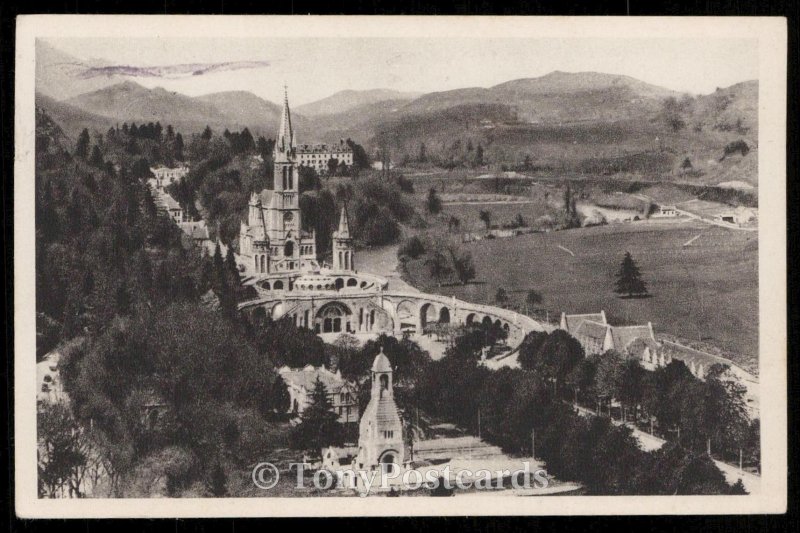 La Basilique et le Monument Interallie vus du Chateau Fort