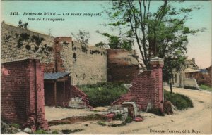 CPA guerre ROYE Ruines Vieux remparts Rue de Lavaquerie (19380)