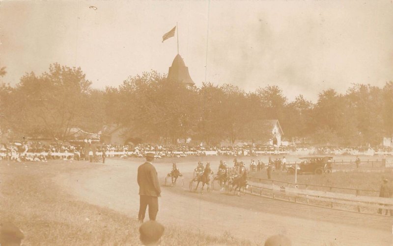 J81/ Interesting RPPC Postcard c1910 Harness Horse Race Track Crowd 132