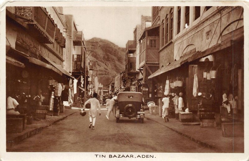 br106525 tin bazaar aden yemen oldtimer  car