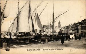 CPA St-TROPEZ Barques de péche en partance (410688)