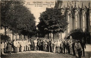 CPA VINCENNES Vieux Fort. Les Bleus et les Anciens (509503)