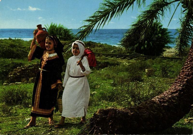 saudi arabia, Children on their Way to the Market (1970s) Postcard