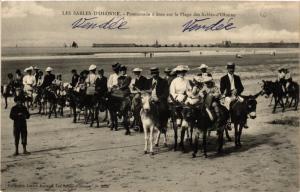 CPA Les SABLES d'OLONNE - promenade a anes sur le Plage des SABLE-... (297568)