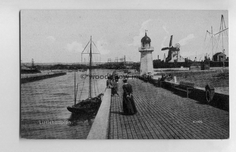 tp6612 - Sussex - Walking along the Pier at Littlehampton -  Postcard 