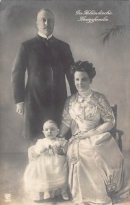 L521 Royalty Netherlands Queen and family vintage postcard