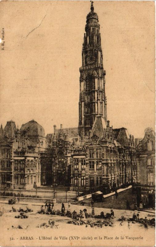 CPA ARRAS L'Hotel de Ville et la Place de la Vacquerie (414441)