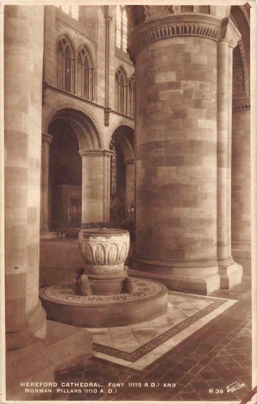 BR67558 hereford cathedral norman pillars uk