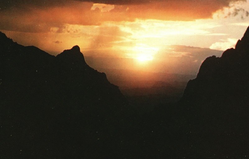 Postal puesta de sol en la ventana de Chisos Mts. Big Bend National Park West Texas 