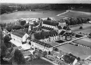 BR19705 L abbaye Fontgombault    france