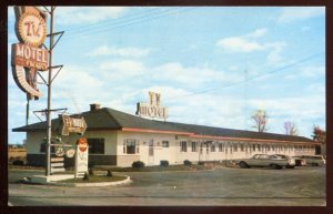h1508 - TROIS RIVIERES Postcard 1960s TV Motel. Classic Cars