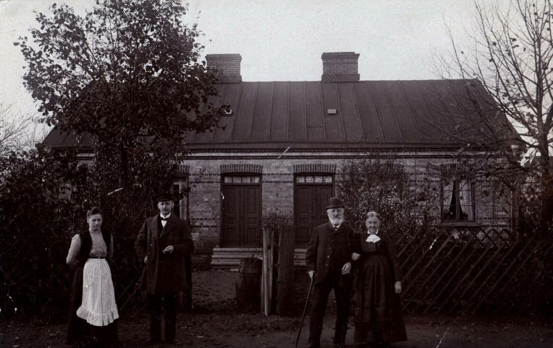 VINTAGE POSTCARD ANONYMOUS COUPLE AND THEIR PARENTS SWEDEN REAL PHOTO c. 1920