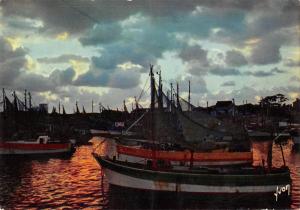 BT9952 Ile d Oleron crepuscule sur le port de la cotinire ship bat        France