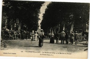 CPA VILLENEUVE-sur-LOT - Le Boulevard St-CYR et le Marche aux Prunes (210600)