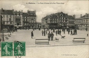 CPA POITIERS La Place d'Armes et la Rue V.-Hugo (806582)