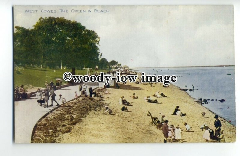 h1245 - Isle of Wight - The Green and Beach c1950s, at West Cowes - Postcard