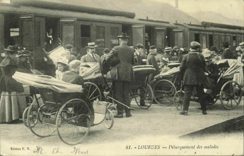 france, LOURDES, Débarquement des Malades, Wheelchair (1910s) Postcard