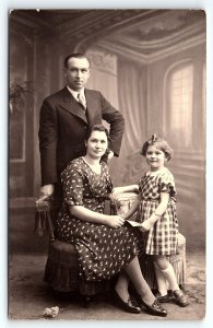 1939 FAMILY PORTRAIT PHOTOGRAPHIE BRAHAM HERVE 1939-1940 RPPC POSTCARD P1998