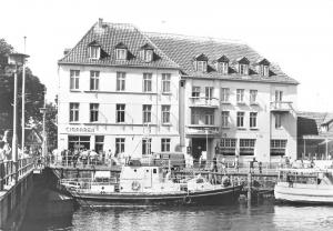 BG16609 rostock warnemunde am alten strom ship bateaux  germany CPSM 14.5x9cm