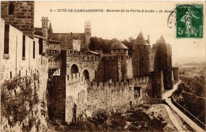 CPA Carcassonne Montee de la Porte d'Aude FRANCE (1012949)