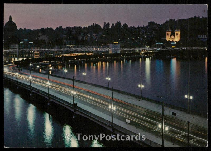 Luzern bei Nacht mit Hofkirche und Seebrucke